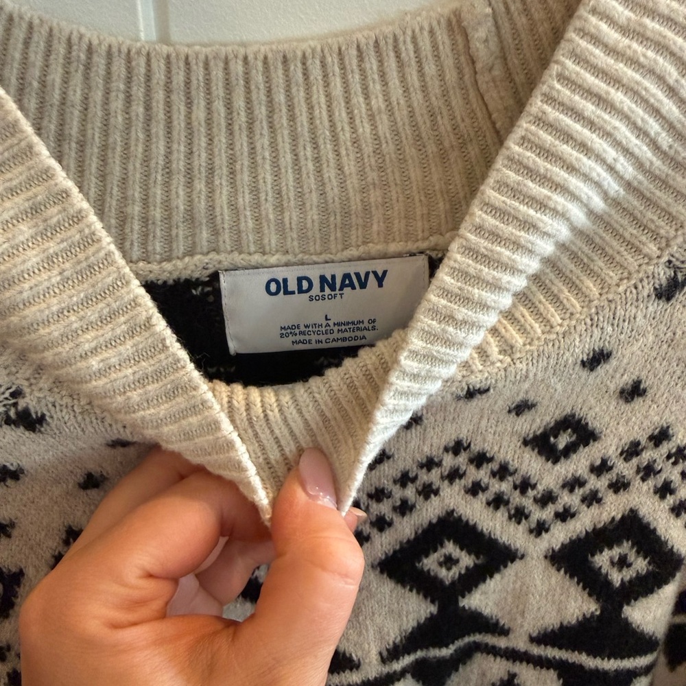 Old Navy Black and Cream Geometric Sweater - Picture 4 of 4